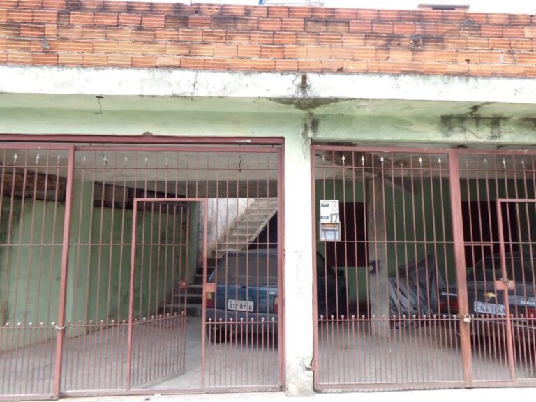VENDE UMA CASA EM EMBU DAS ARTES